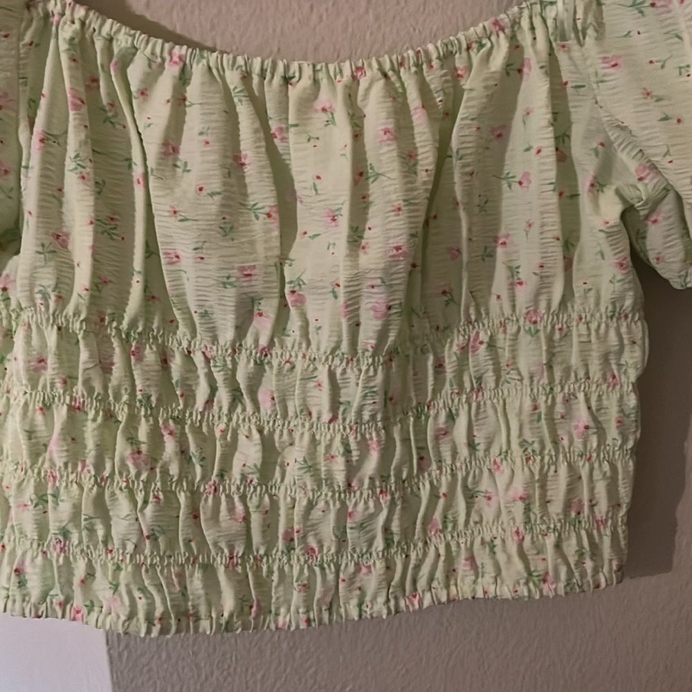 Elodie From Nordstrom Smocked Cropped Top Light Green‎ Floral Prints - Size M - Picture 6 of 7